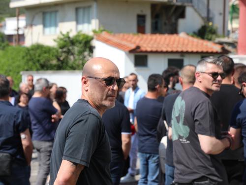 Συγκίνηση στην κηδεία του Παρασκευά Αντζα: Ο Ολυμπιακός στο τελευταίο «αντίο»