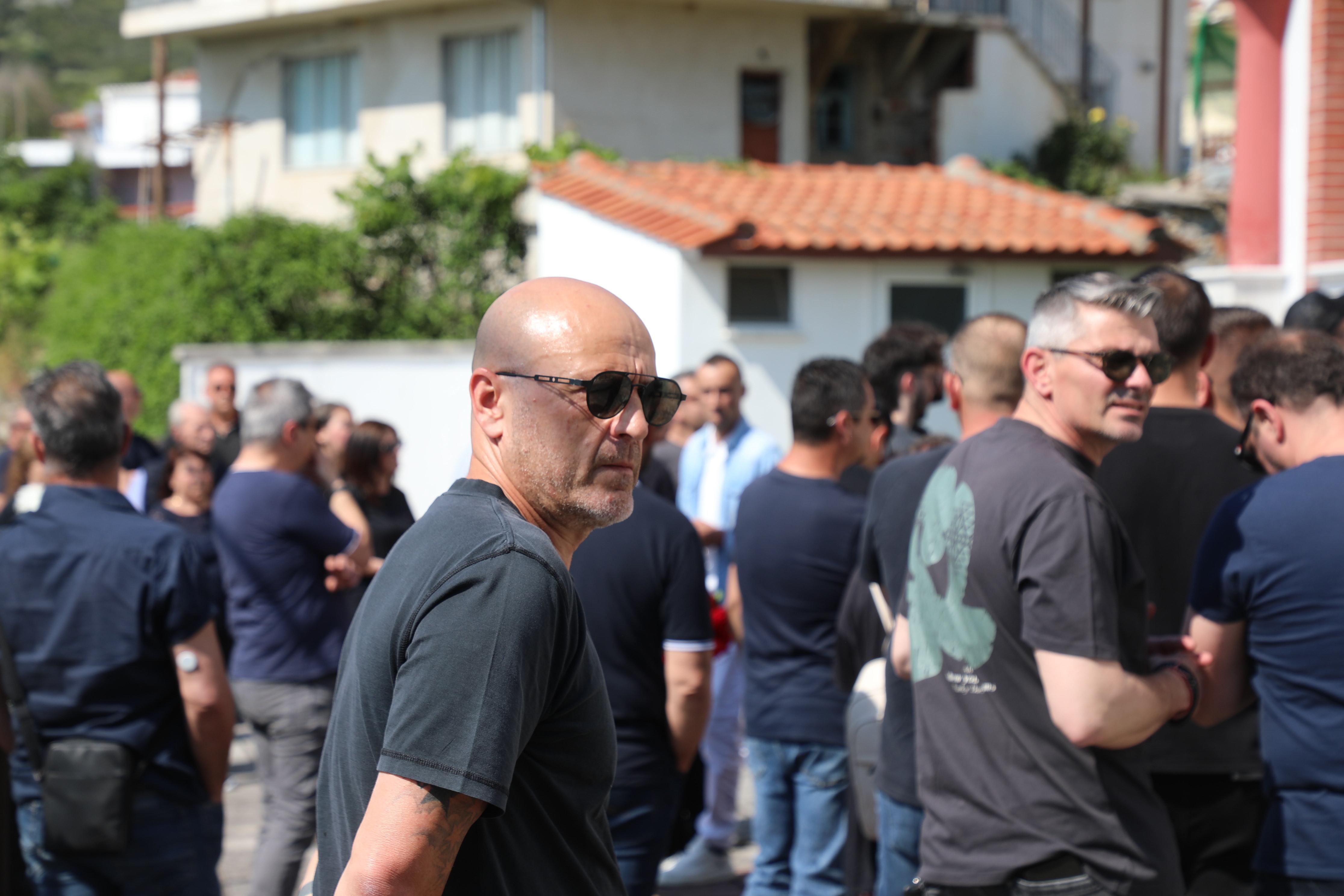 Συγκίνηση στην κηδεία του Παρασκευά Αντζα: Ο Ολυμπιακός στο τελευταίο «αντίο»
