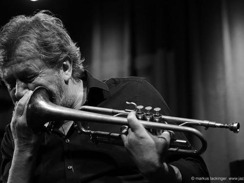 Το Θέατρο ως Αντίδοτο στην Ψηφιακή Εποχή: Μήνυμα του Γουίλεμ Νταφόε