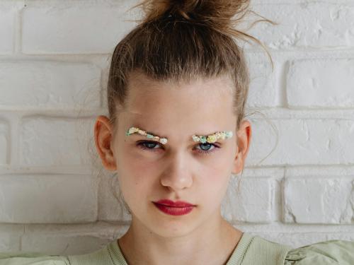 Cosmeticorexia: Η εμμονή με το τέλειο δέρμα απειλεί τη ψυχική υγεία των νέων