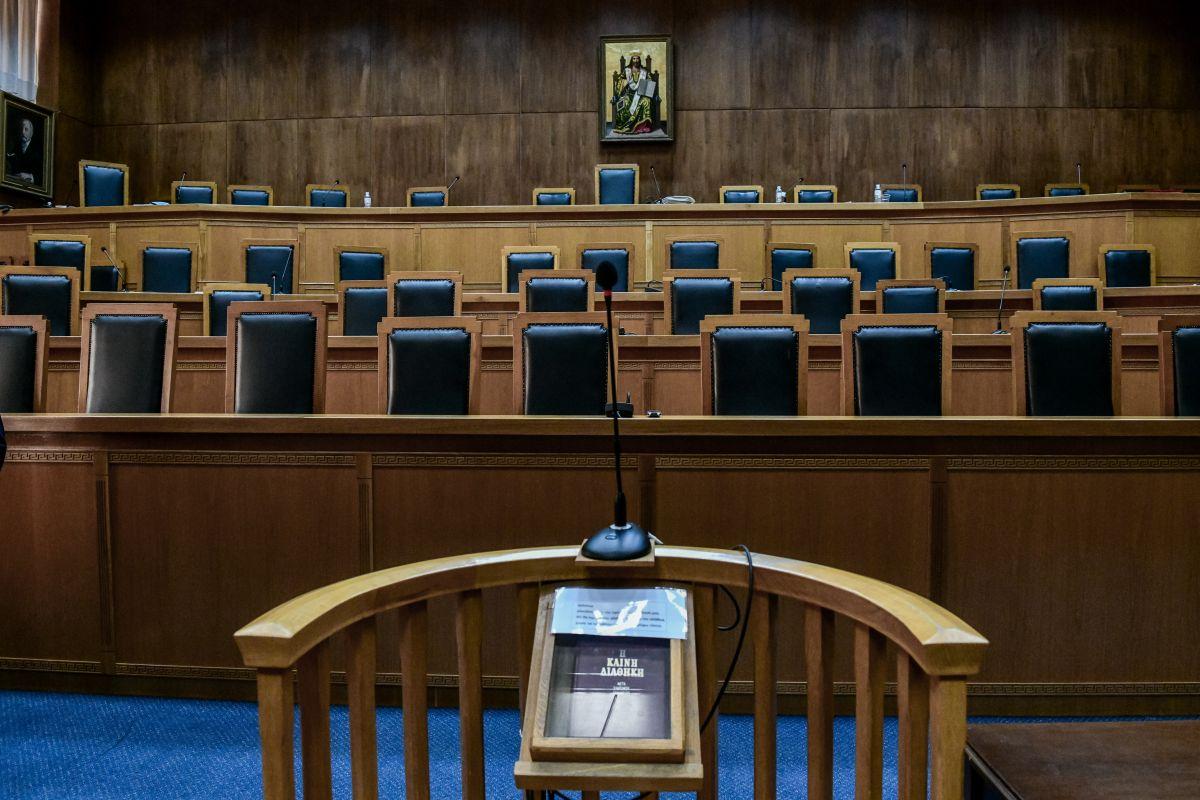 Δικαστικές εξελίξεις και πολιτική αναταραχή: Το φθινόπωρο του Μαξίμου