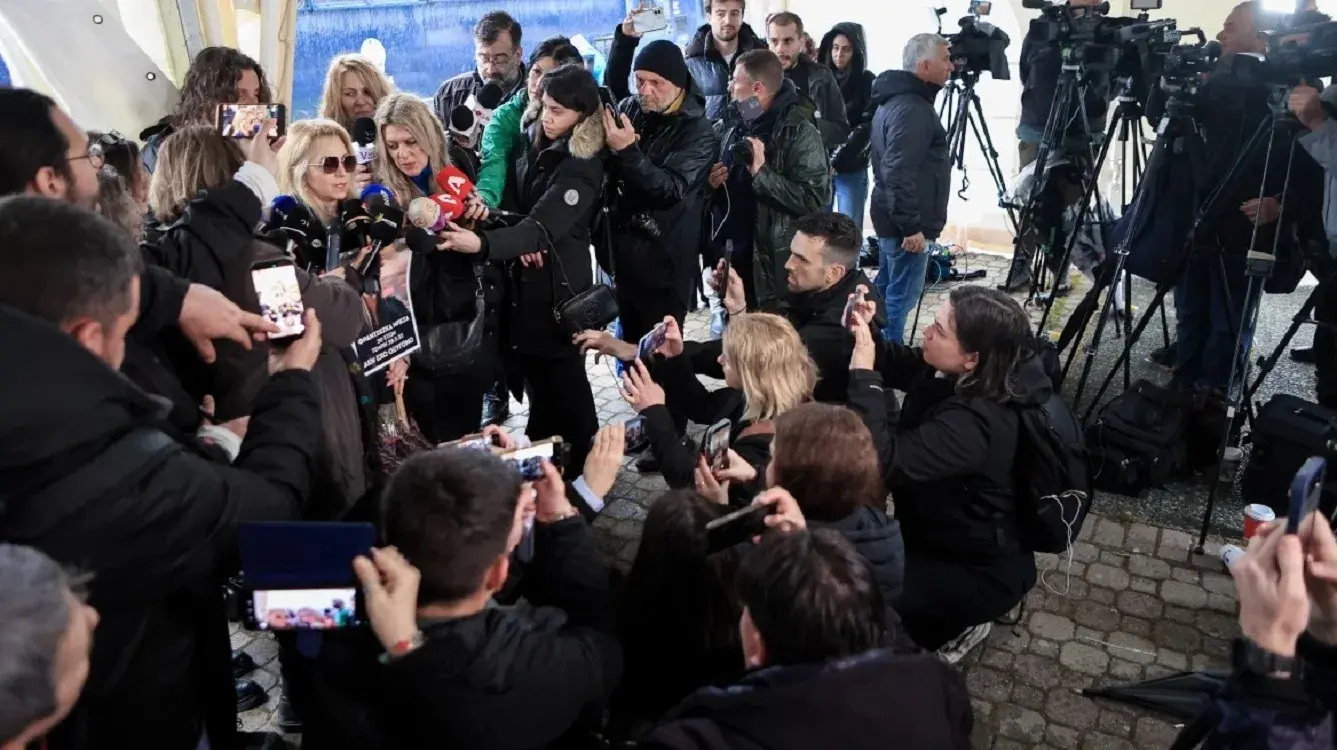 Αναβολή δίκης Τεμπών: Οργισμένες αντιδράσεις από τους συγγενείς των θυμάτων