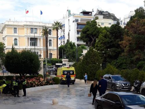 Πολιτικές εξελίξεις: Χιούμορ Τσίπρα και ασφυκτική κατάσταση στη Βουλή