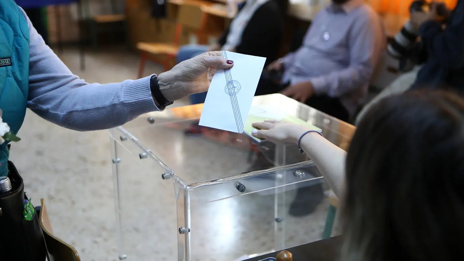 Σοβαρές Πολιτικές και Κοινωνικές Εξελίξεις: Από τα Φακελάκια στην Υγεία έως τις Εκλογές