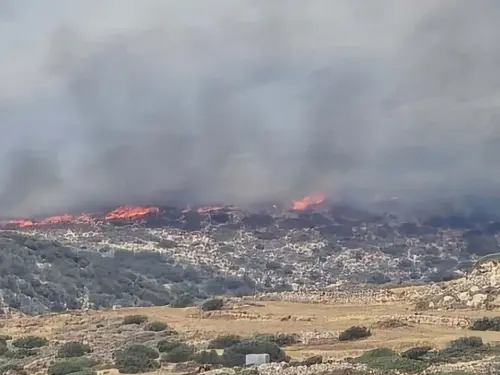 Πάρος: Σφοδρή σύγκρουση με τις φλόγες – Ενισχύονται οι πυροσβεστικές δυνάμεις