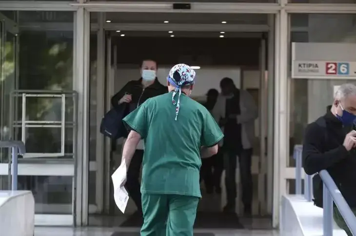 Σοβαρές πολιτικές εξελίξεις: Σάλος με φακελάκι και επιχείρηση της ΕΛ.ΑΣ. στην Κρήτη