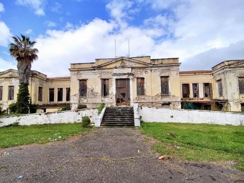 Σοβαρές Πολιτικές Εξελίξεις: Τραγωδίες και Εορταστικές Εκδηλώσεις