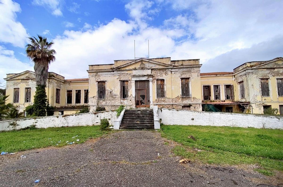 Σοβαρές Πολιτικές Εξελίξεις: Τραγωδίες και Εορταστικές Εκδηλώσεις