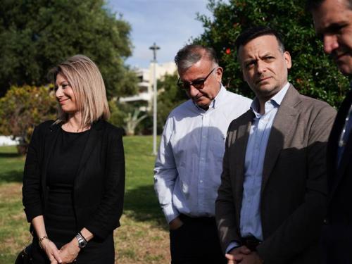 Δήμος Αθηναίων: Ανέγερση γλυπτού-μνημείου για τα θύματα του σιδηροδρομικού δυστυχήματος των Τεμπών - Χ. Δούκας: «”Το Δένδρο των Ψυχών” συμβολίζει τη ζωή και την ελπίδα»