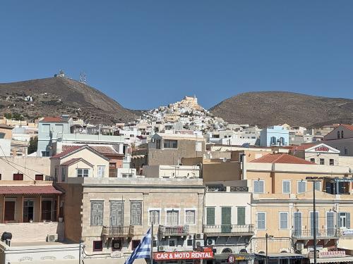 Σημαντικές πολιτικές εξελίξεις: Θάνατος διασώστριας και εγκληματικότητα στη Σύρο