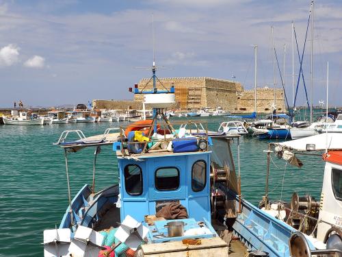 Σημαντικές πολιτικές εξελίξεις: Νέα δεδομένα στη Σύρο και στα Ηράκλειο