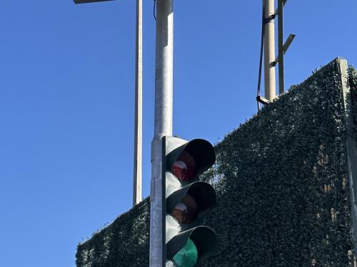 Tοποθετήθηκαν τα πρώτα φανάρια με φωτοβολταϊκό στη Βάρης Κορωπίου