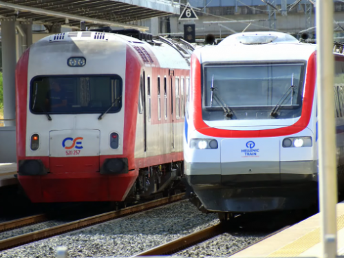 Αυλίδα: Τρένο με 130 επιβάτες συγκρούστηκε με φορτηγό