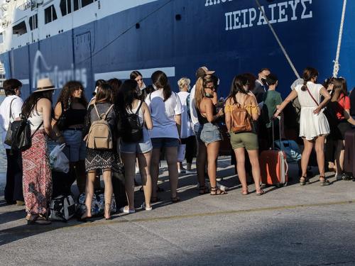 Η Πολυτέλεια των Διακοπών στην Ελλάδα: Μια Διχασμένη Εικόνα
