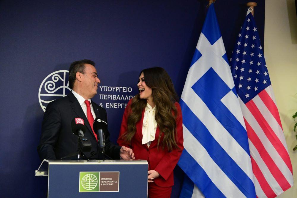 Πολιτική αναταραχή από αποκαλύψεις για ξένες επιρροές στην Ελλάδα