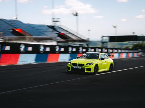 BMW M2: Νέα Σημαντική Επιτυχία στην Πίστα με M Performance Track Kit
