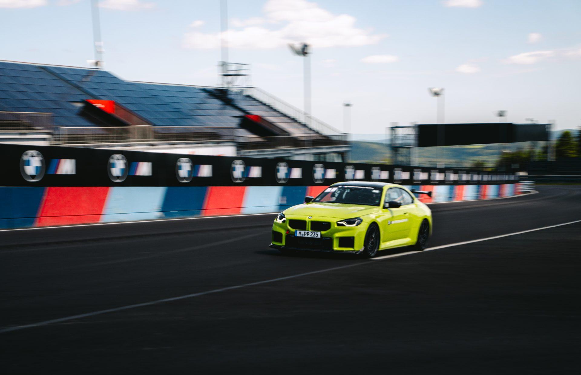 BMW M2: Νέα Σημαντική Επιτυχία στην Πίστα με M Performance Track Kit