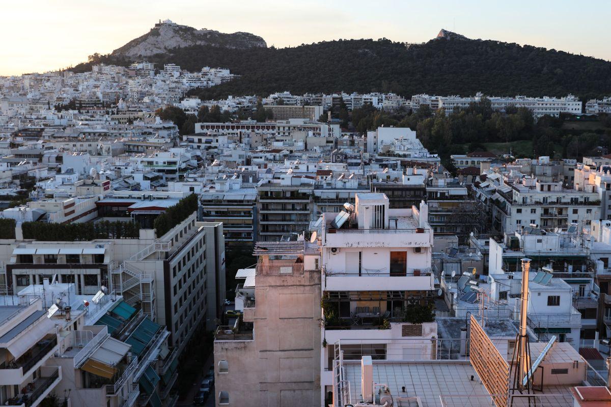 Θερινές εκπτώσεις και νέοι έλεγχοι στα Airbnb: Οι τελευταίες πολιτικές εξελίξεις