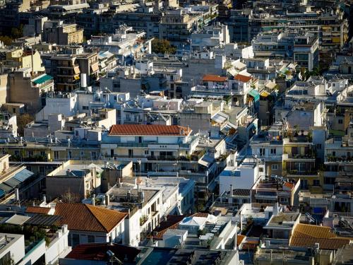 Ανατροπές και προειδοποιήσεις: Πολιτική και κοινωνία υπό καταιγίδα