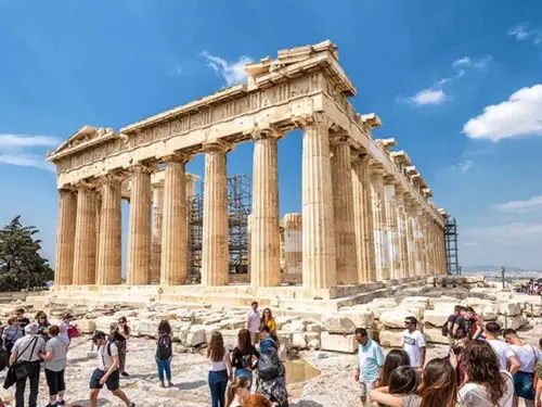 Η Ελλάδα στην κορυφή του τουρισμού το 2026 και οι πολιτικές εξελίξεις που την επηρεάζουν