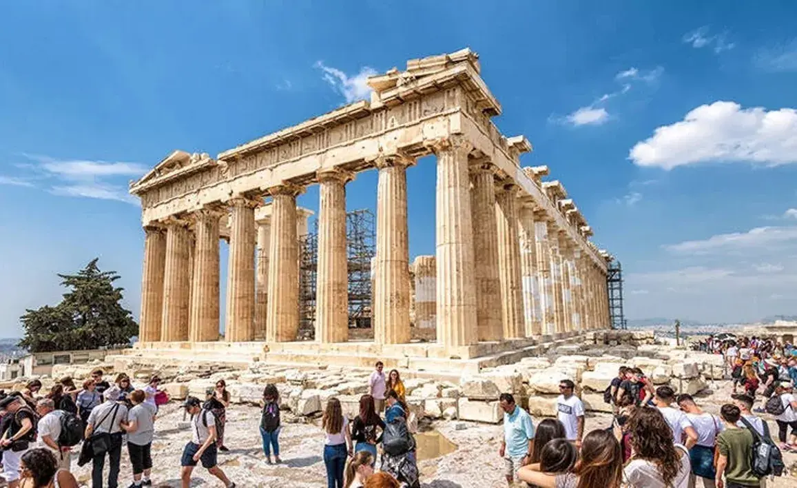 Η Ελλάδα στην κορυφή του τουρισμού το 2026 και οι πολιτικές εξελίξεις που την επηρεάζουν