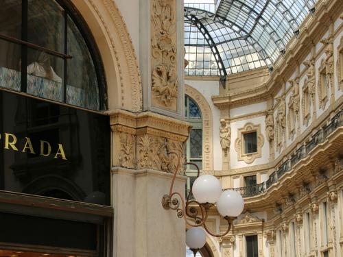 Η Ιστορία της Prada: Από την Ιταλική Βασιλική Οικογένεια στη Σύγχρονη Δημιουργία