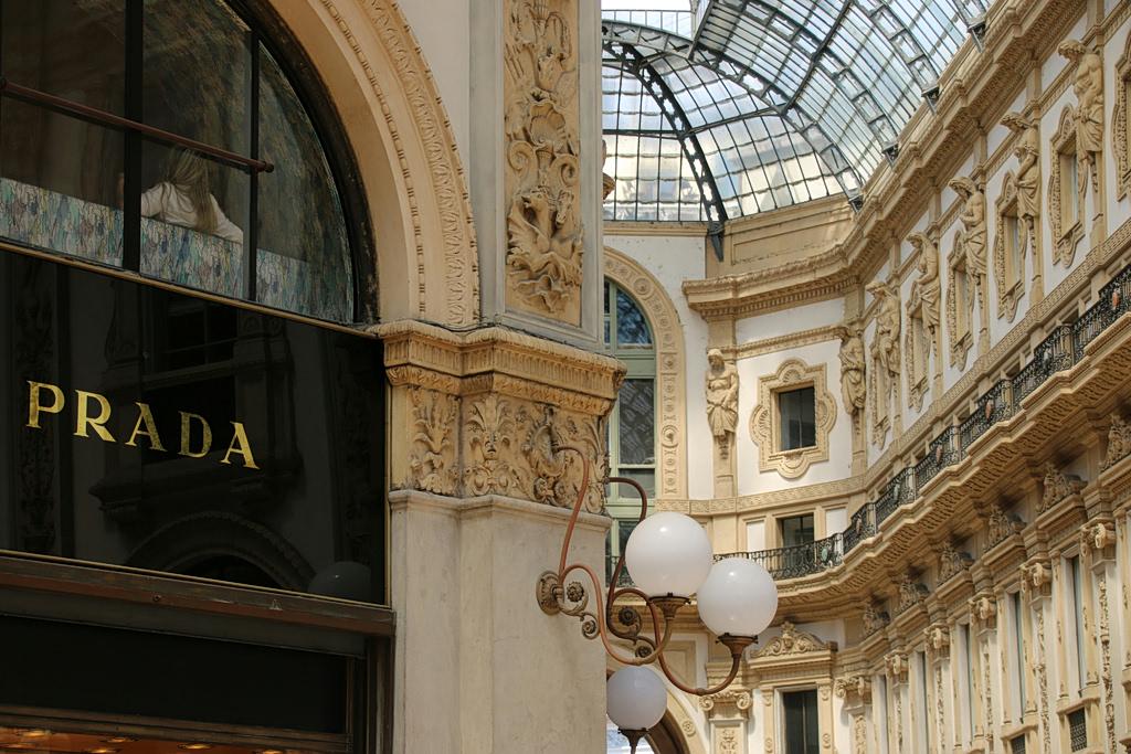 Η Ιστορία της Prada: Από την Ιταλική Βασιλική Οικογένεια στη Σύγχρονη Δημιουργία