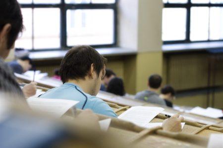 Σημαντικές Πολιτικές Εξελίξεις: Θάνατος Μαζωνάκη και Κυκλοφοριακές Ρυθμίσεις στην Αθήνα