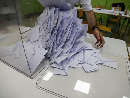Σφοδρές πολιτικές αντιδράσεις και σημαντική δημοσκοπική διαφορά στη Βουλή