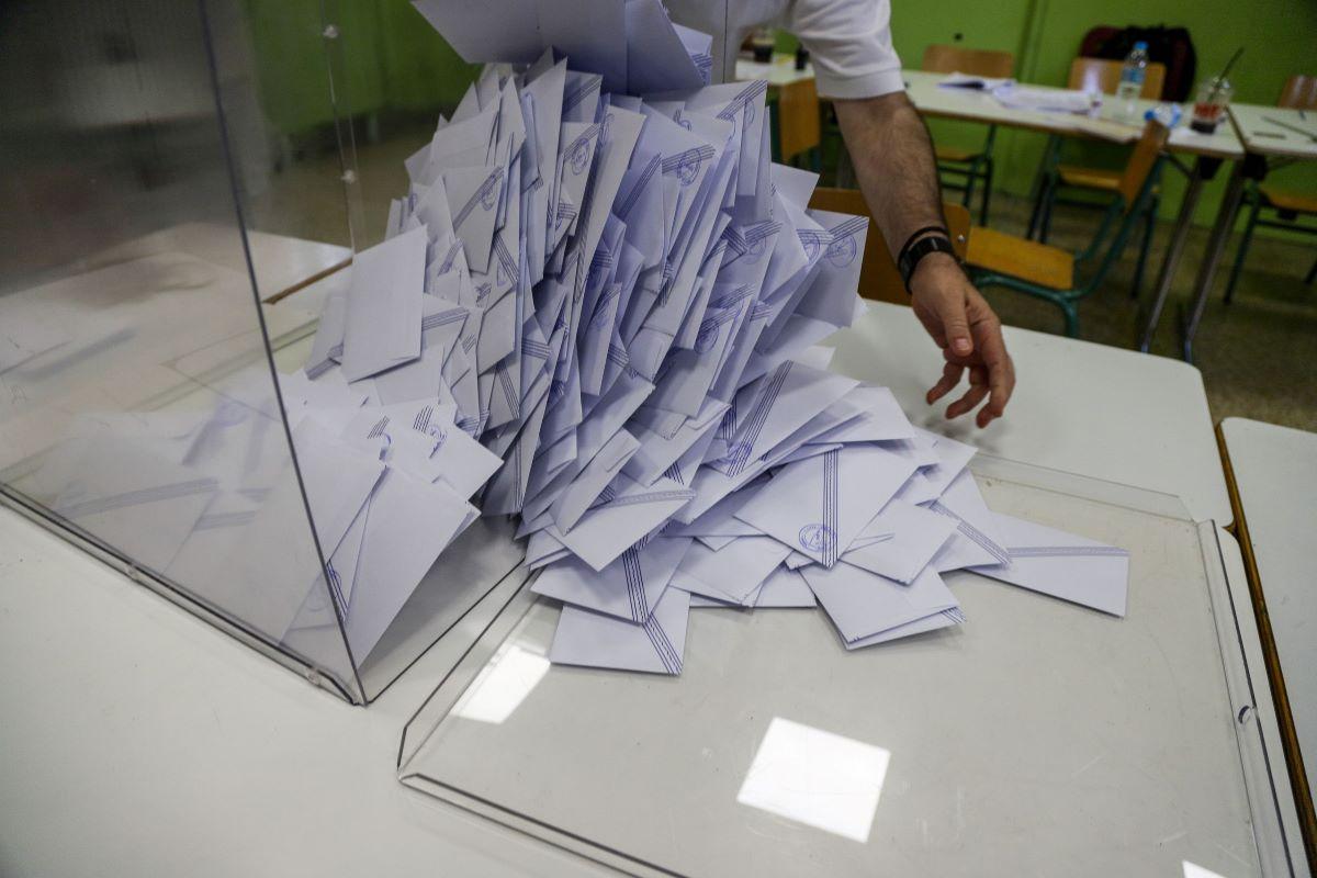 Σφοδρές πολιτικές αντιδράσεις και σημαντική δημοσκοπική διαφορά στη Βουλή