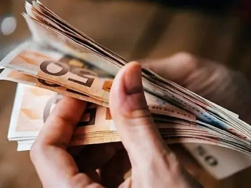 Πώς να εξοικονομήσετε έως 4.200 ευρώ ετησίως από την Εφορία