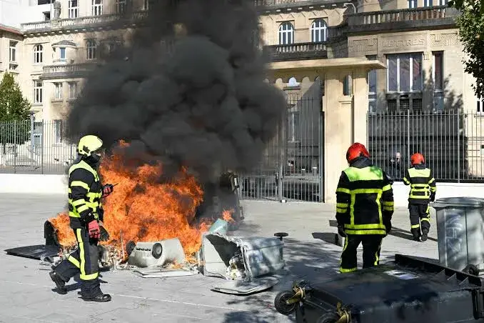 Άγρια επεισόδια στην Ιερά Οδό και δραματική κατάσταση στη Γαλλία