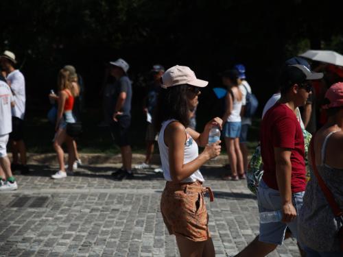 Πολιτικές Εξελίξεις: Τουρισμός, Καιρός και Στρατός σε Αλλαγή