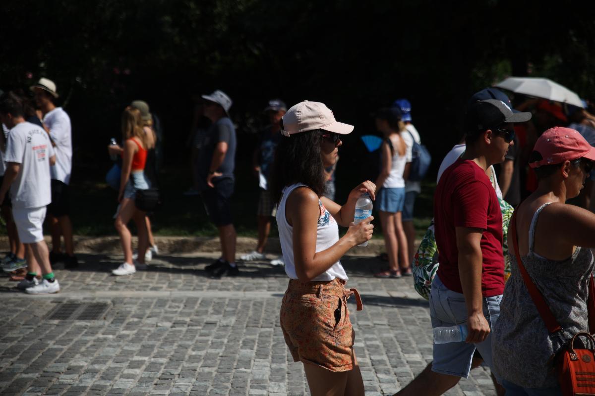 Πολιτικές Εξελίξεις: Τουρισμός, Καιρός και Στρατός σε Αλλαγή