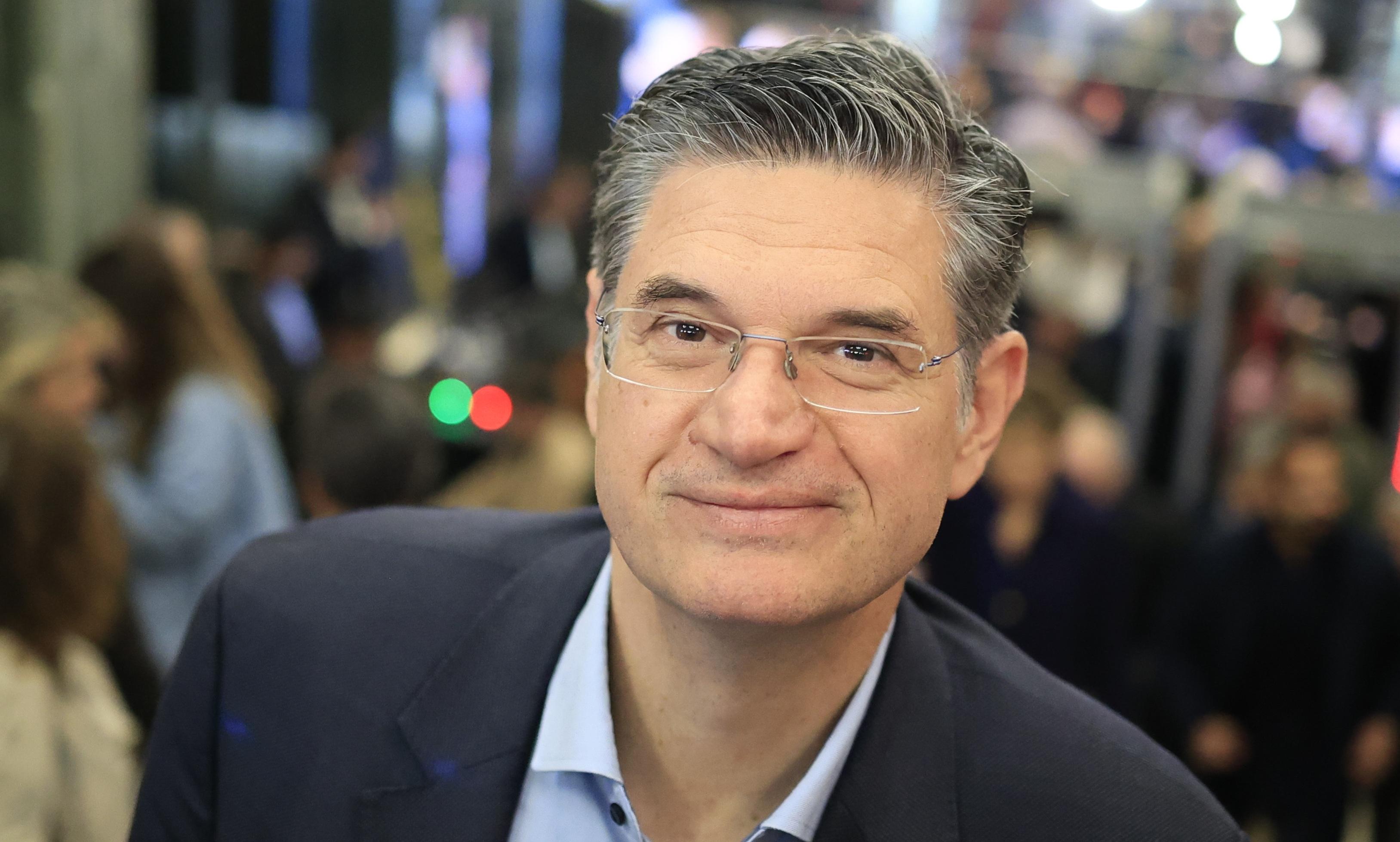 Πολιτικές εξελίξεις: Αντιπαραθέσεις και μεταγραφές στη Βουλή