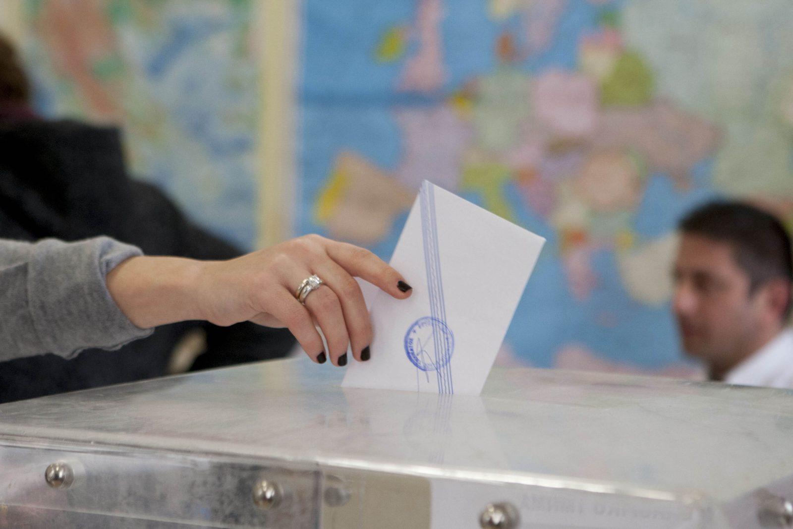 Δημοσκοπήσεις και πολιτικές αντιπαραθέσεις αναδεικνύουν τις προκλήσεις της κυβέρνησης