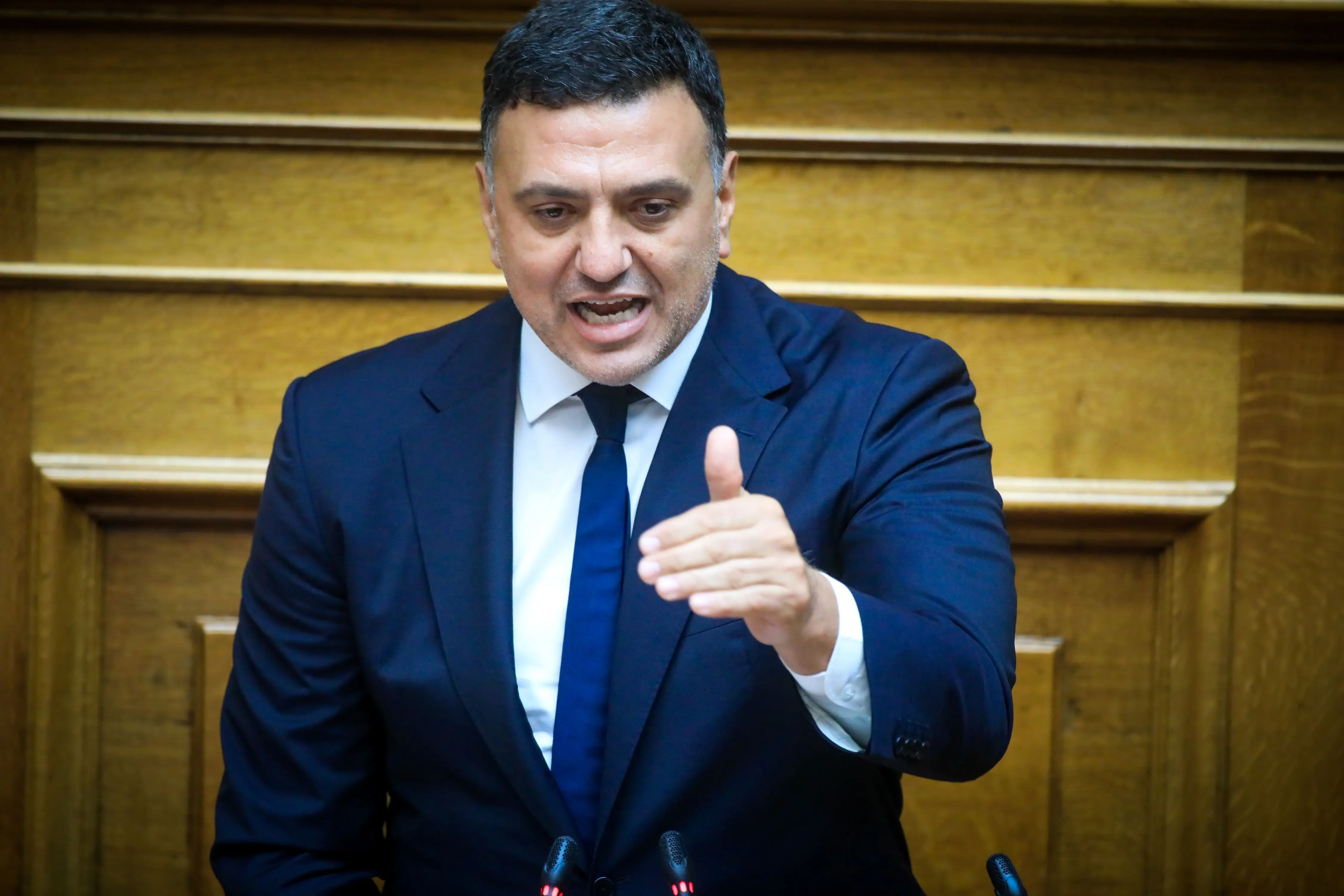 Συγκρούσεις και Αντιπαραθέσεις: Η Πολιτική Σκηνή Στην Ελλάδα