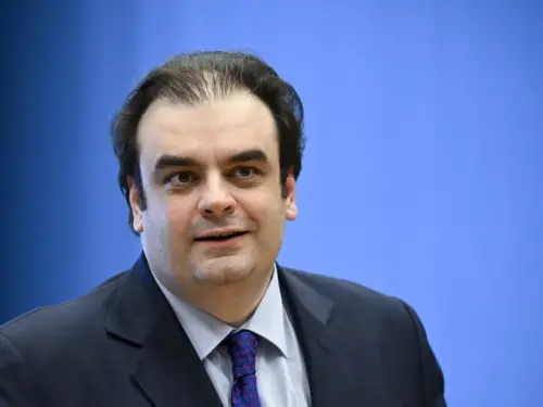 Αύξηση εσόδων στον τουρισμό και νέα μέτρα στήριξης από Πιερρακάκη
