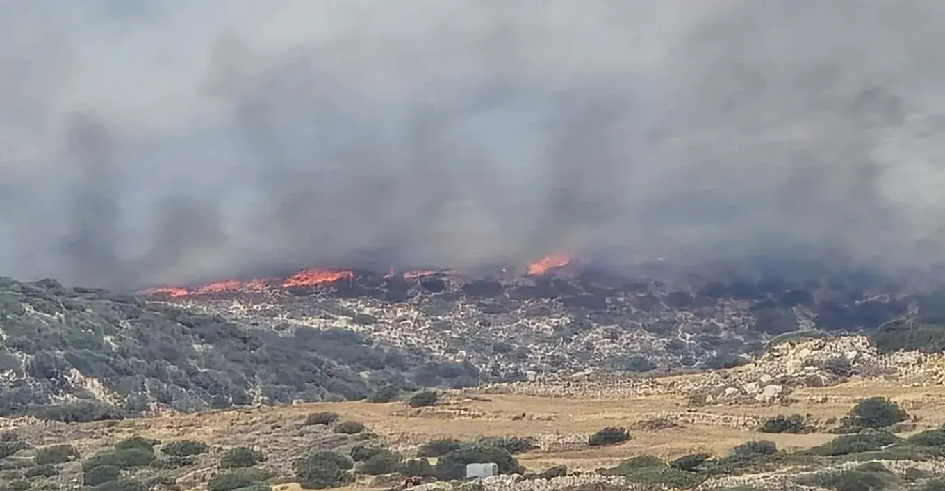 Πάρος: Σφοδρή σύγκρουση με τις φλόγες – Ενισχύονται οι πυροσβεστικές δυνάμεις