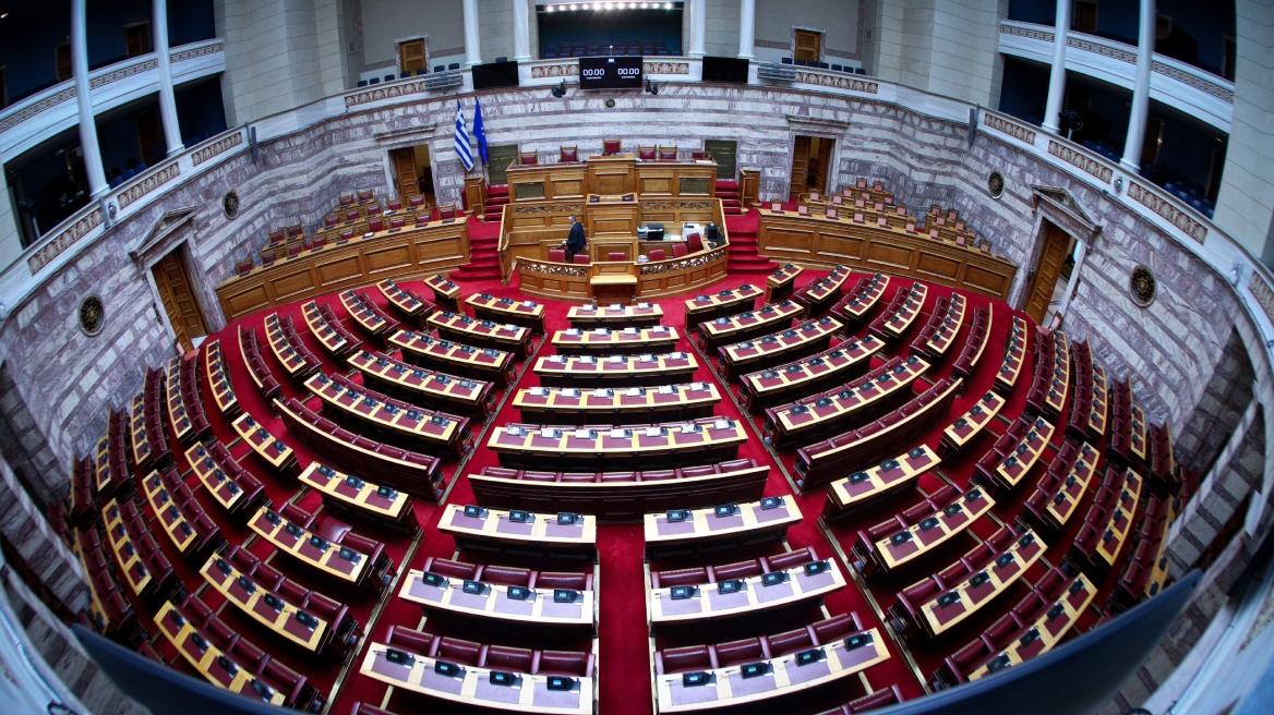 Δραματικές πολιτικές εξελίξεις: Αντεπίθεση ΠΑΣΟΚ και κυβερνητικές παρεμβάσεις