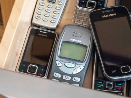 Γιατί οι Έλληνες κρατούν τα smartphones τους περισσότερο από ποτέ