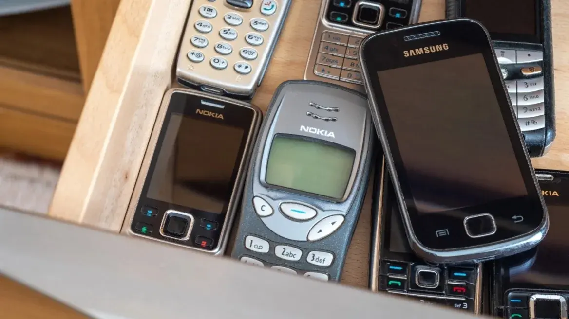 Γιατί οι Έλληνες κρατούν τα smartphones τους περισσότερο από ποτέ