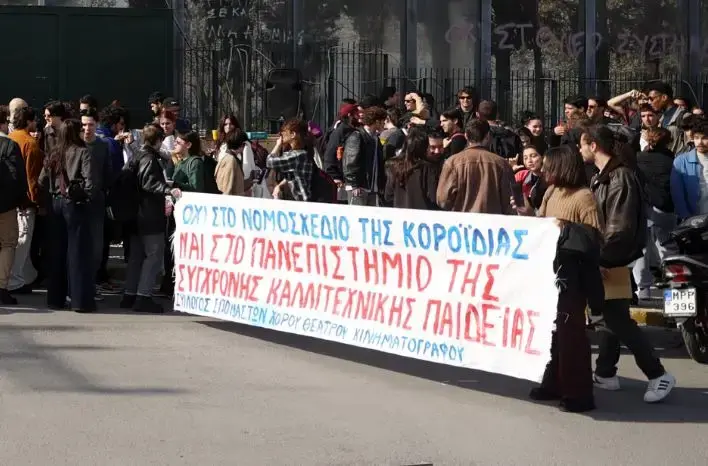 Συγκέντρωση στο Σύνταγμα κατά του νομοσχεδίου για τις παραστατικές τέχνες