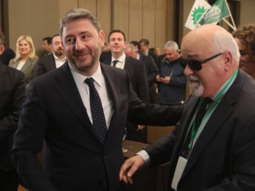 Νέες πολιτικές εξελίξεις: Το ΠΑΣΟΚ ενισχύει την παρουσία του