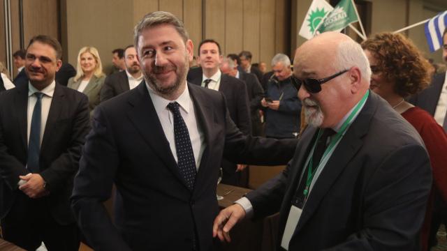 Νέες πολιτικές εξελίξεις: Το ΠΑΣΟΚ ενισχύει την παρουσία του