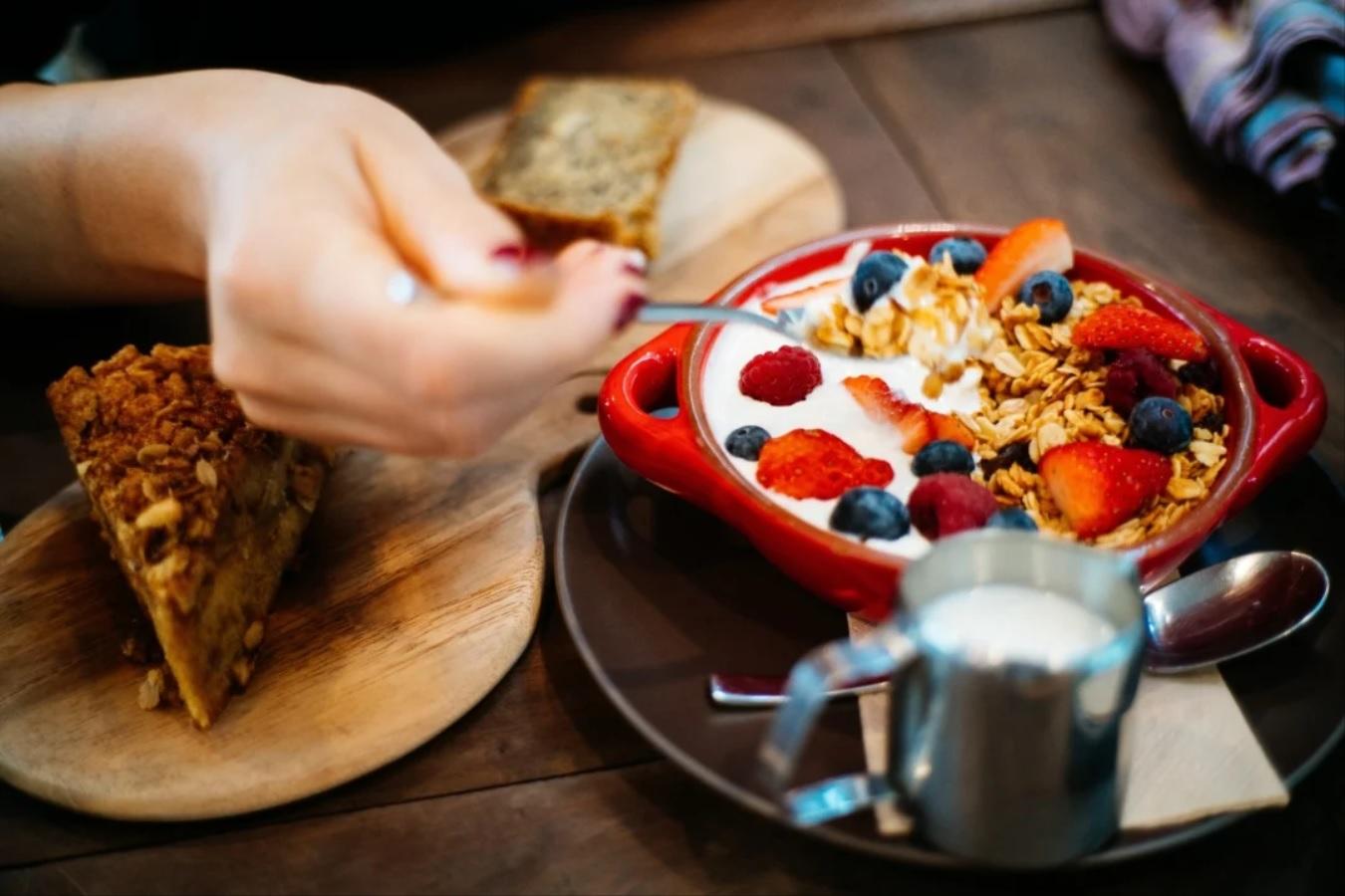 Η τάση της second hand μόδας και η αύξηση στη ζήτηση αντιικών φαρμάκων