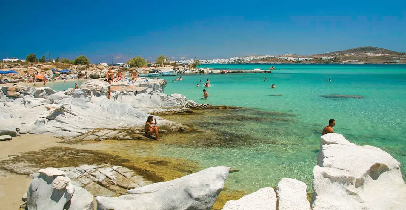 Δραματικές Εξελίξεις στην Ελλάδα: Από Τουρισμό μέχρι Φωτιές και Αστυνομικές Συλλήψεις
