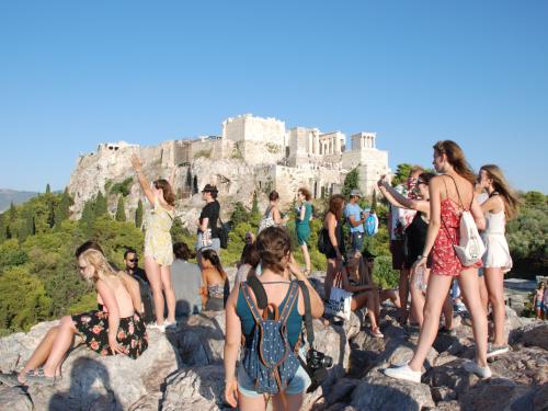 Αιματηρή συμπλοκή στον Φιλοπάππου: Εντατική αστυνομική έρευνα σε εξέλιξη
