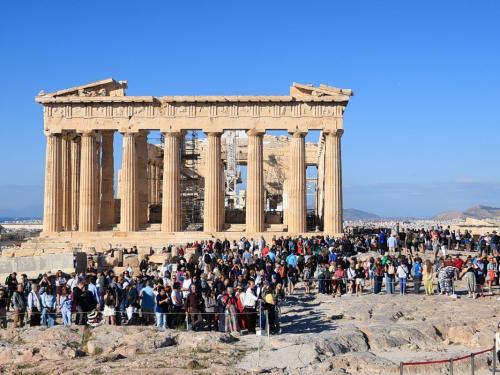 Σημαντικές πολιτικές εξελίξεις: Επίδομα παιδιού και τουριστική άνθιση