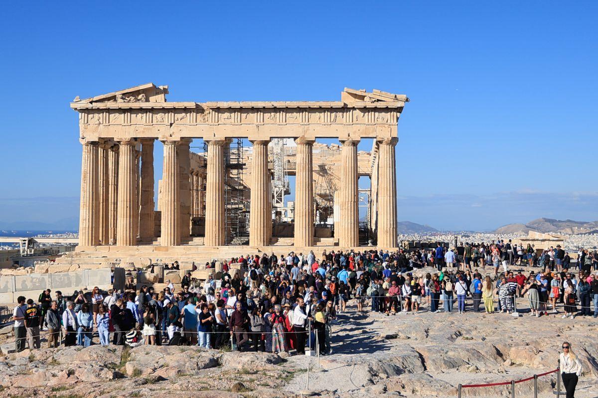 Σημαντικές πολιτικές εξελίξεις: Επίδομα παιδιού και τουριστική άνθιση